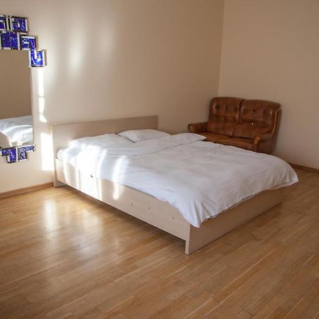 Two Bedroom Apartment With Balcony เคียฟ ภายนอก รูปภาพ