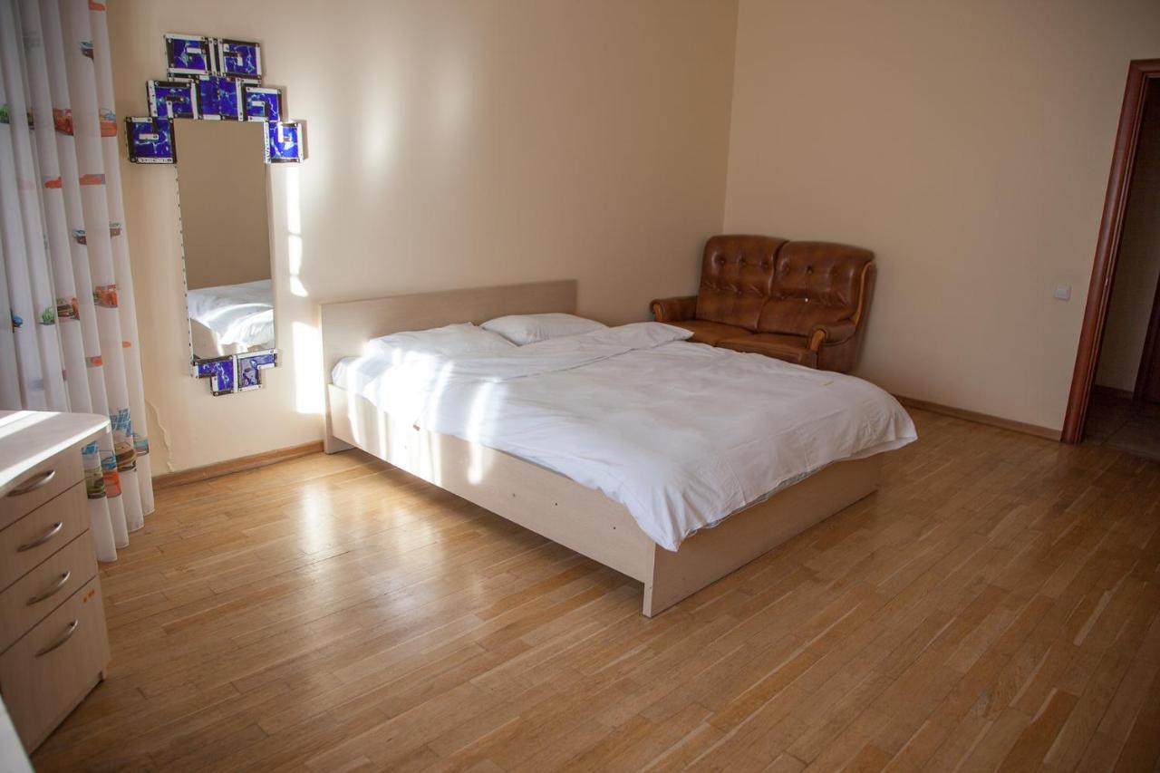 Two Bedroom Apartment With Balcony เคียฟ ภายนอก รูปภาพ