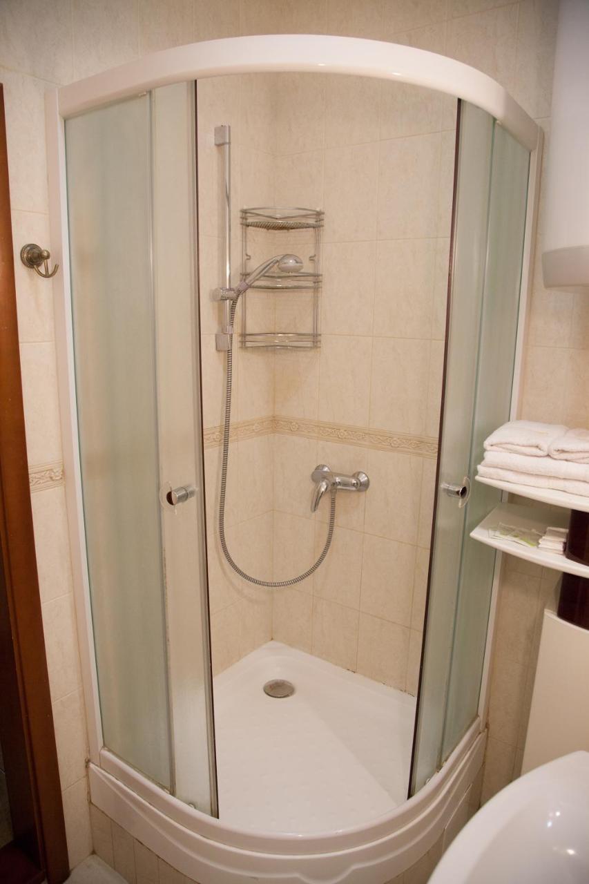 Two Bedroom Apartment With Balcony เคียฟ ภายนอก รูปภาพ