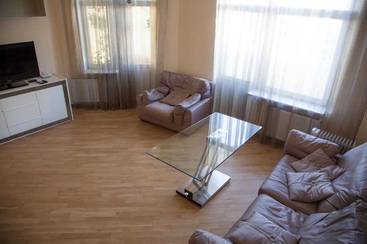 Two Bedroom Apartment With Balcony เคียฟ ภายนอก รูปภาพ